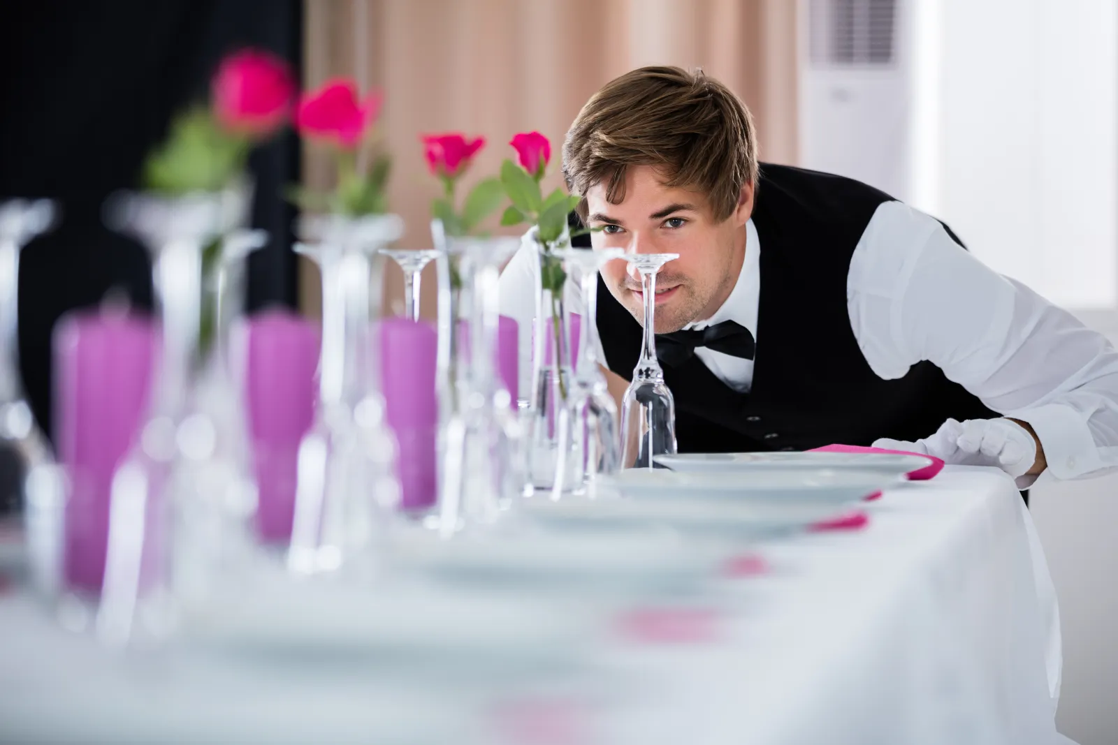 Receptionen på ett hotell med personal bakom disken.